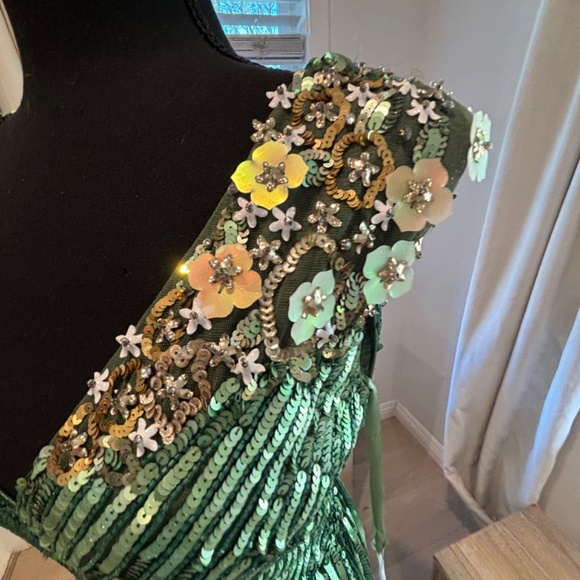 Mac Duggal Green gown - Picture 2 of 4